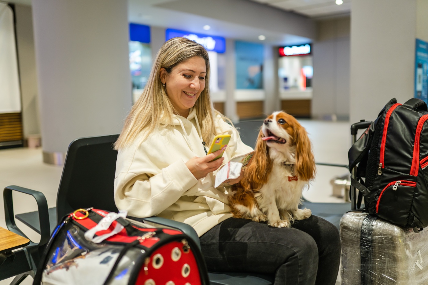 mujer con su mascota en aeropuerto skyhigh